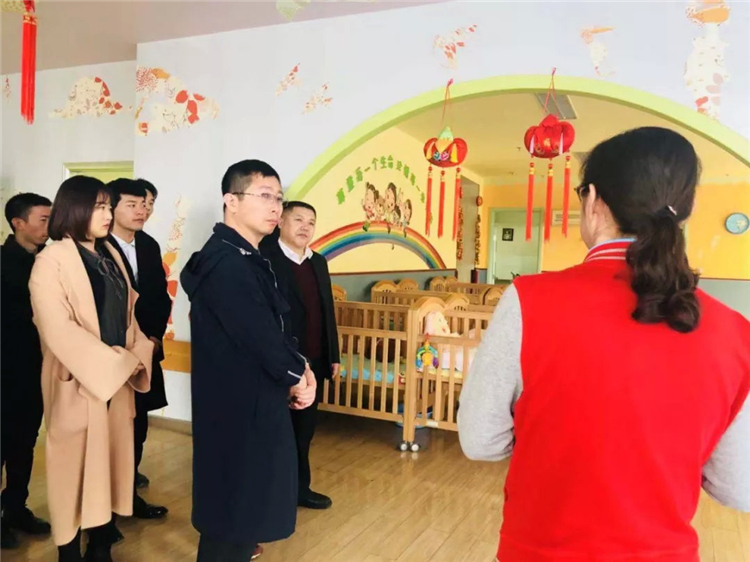 昌禾商學(xué)院劉老師與福利院寶寶進行交流